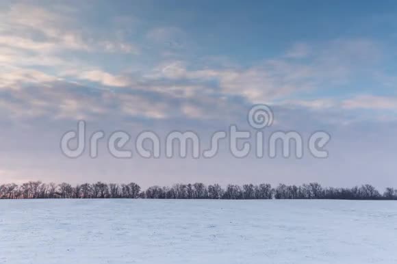 时光流逝俄罗斯在冬天的雪原中日落时云彩的运动视频的预览图