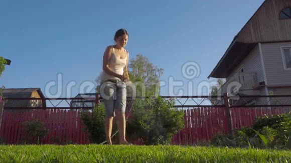 女人在草坪上浇水视频的预览图
