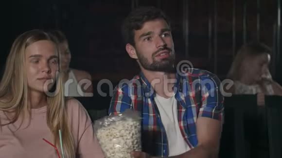 年轻夫妇在电影院看电影视频的预览图