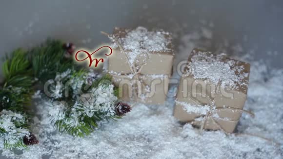 在圣诞装饰背景下用礼物书写圣诞快乐老式书法信业蓬勃发展视频的预览图