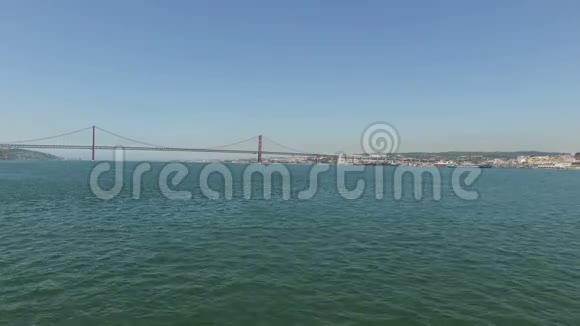 从葡萄牙里斯本25号艾布里勒大桥起飞视频的预览图