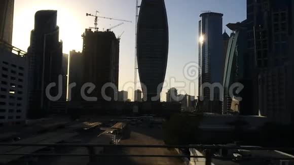 阿拉伯联合酋长国迪拜现代城市建筑跟踪拍摄视频的预览图