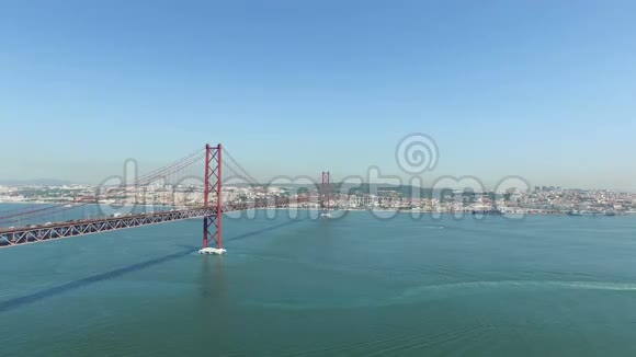 从葡萄牙里斯本25号艾布里勒大桥起飞视频的预览图