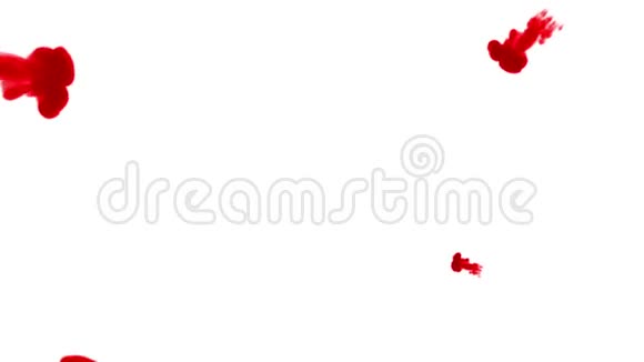 特写镜头红色书写的墨水在水中旋转在缓慢的运动中移动背景或背景用于烟雾或视频的预览图