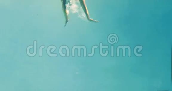 穿着浮潜潜入游泳池视频的预览图