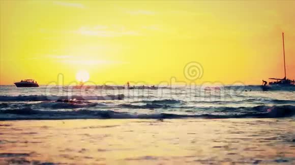 海浪日落冲浪视频的预览图