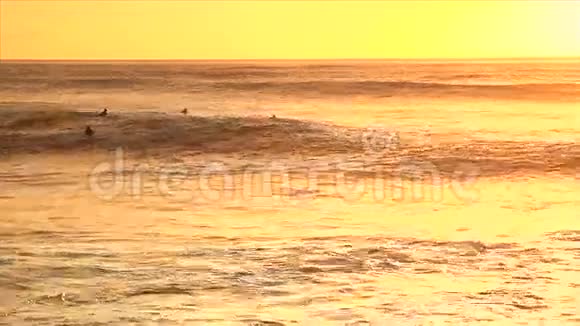 海浪日落冲浪视频的预览图