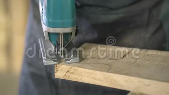 现代木匠在工作视频的预览图