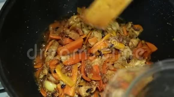 米饭菜肴的准备乌兹别克斯坦的皮拉夫视频的预览图