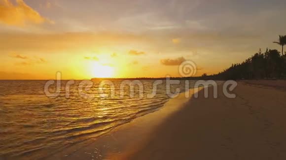 夕阳下美丽的海景视频的预览图