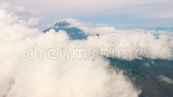 空中观景台在火山的烟雾中飞行视频的预览图