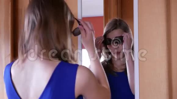 漂亮的少年女孩照镜子4KUHD视频的预览图