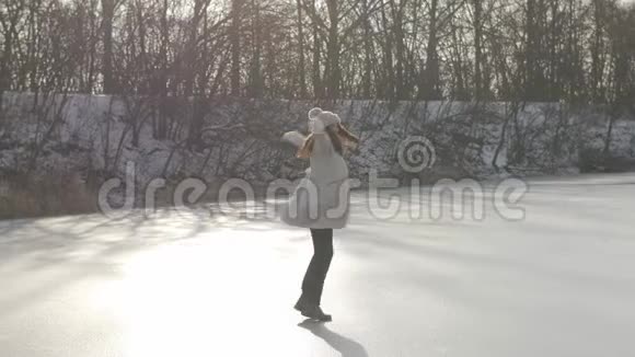 冬天的女人在户外享受大自然的乐趣视频的预览图