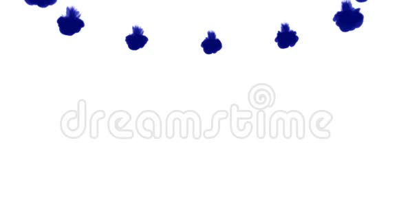 大量的孤立的蓝色墨水注入蓝色书写墨水在水中流动在缓慢的运动中拍摄使用墨水视频的预览图