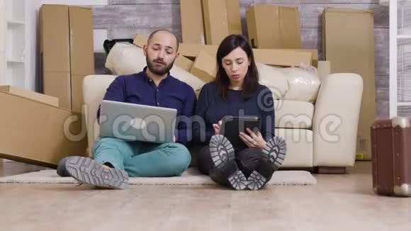 一对夫妇坐在新公寓的地板上视频的预览图