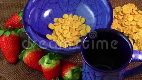 健康的早餐玉米片新鲜草莓和牛奶视频的预览图