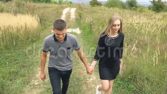 年轻夫妇在散步视频的预览图