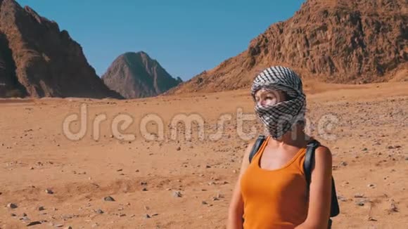 埃及沙漠中的凯菲耶女孩视频的预览图