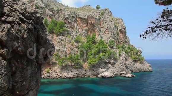 西班牙巴利阿里群岛马略卡岛清澈的水晶水视频的预览图