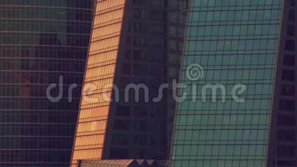 日落时分城市的商业区视频的预览图