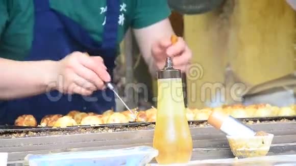 日本人烹调takoyaki是一种球形的日本小吃视频的预览图