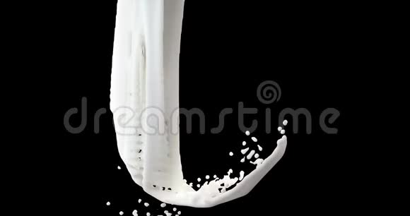 牛奶喷溅在黑色上视频的预览图