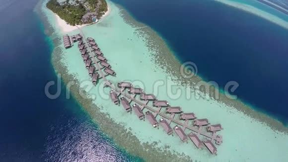澳大利亚豪华的超水别墅在热带岛屿度假胜地马尔代夫视频的预览图