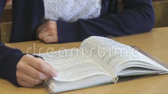坐在学校课桌前的女孩看书视频的预览图
