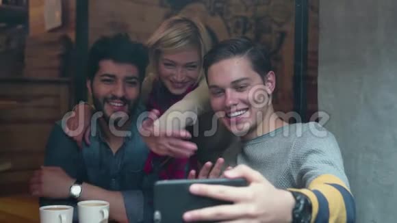 电话录像快乐的朋友在咖啡厅使用手机视频的预览图