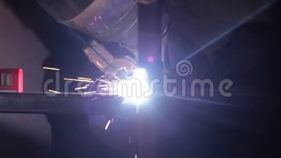 焊工进行跳焊工人焊工进行金属结构的电弧焊接工艺从空中飞来的火花视频的预览图