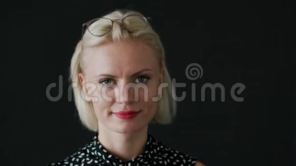 戴眼镜的可爱女人视频的预览图