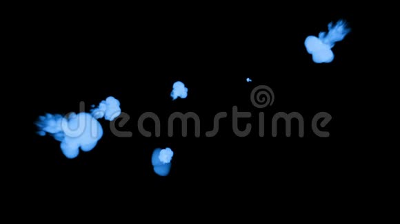 荧光蓝墨水或烟雾在黑色上缓慢地隔离蓝色的水粉溅在水里用于油墨背景视频的预览图