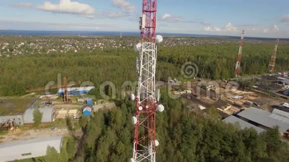 天线电信塔的鸟瞰图视频的预览图