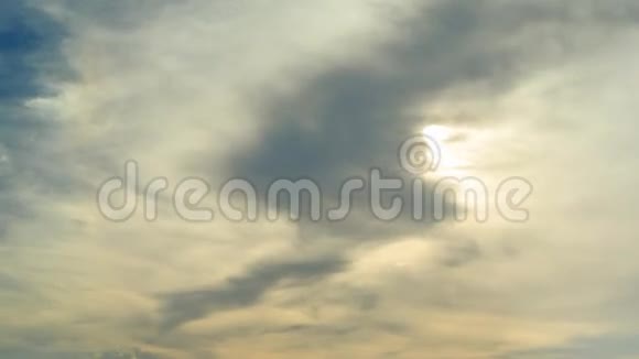 美丽的云彩在天空中随着太阳移动视频的预览图