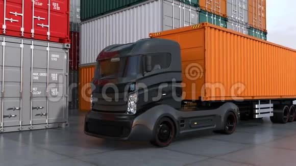 集装箱港口的黑色卡车视频的预览图