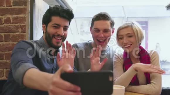电话录像快乐的朋友在咖啡厅使用手机视频的预览图