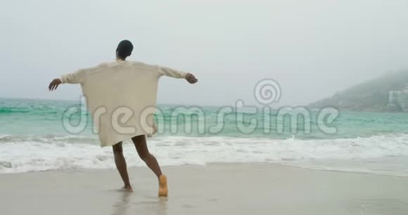 在海滩上跳舞的非洲裔美国年轻女子4k视频的预览图