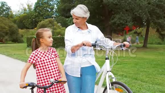 祖母和孙女骑自行车视频的预览图