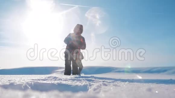 团队合作旅游冬季商业理念男子游客的腿从镜头下往下看攀登山顶视频的预览图