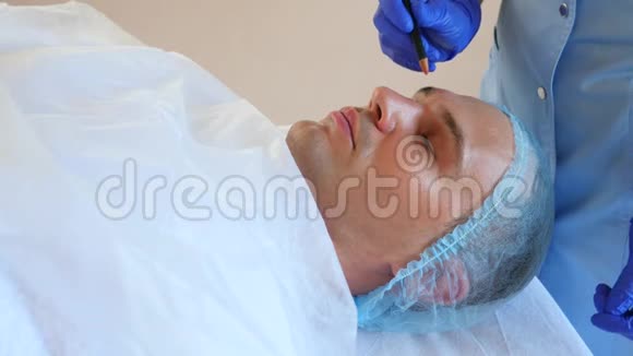 为接受面膜的帅哥提供水疗疗法4k慢动作接待一位美容师视频的预览图