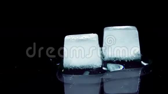 冰立方体在玻璃表面的熔化和移动视频的预览图