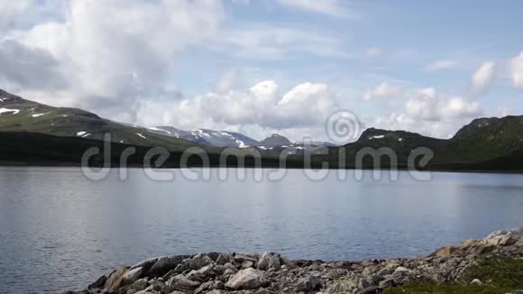 在巨屯河门国家公园的山湖视频的预览图