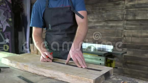 现代木匠在工作视频的预览图