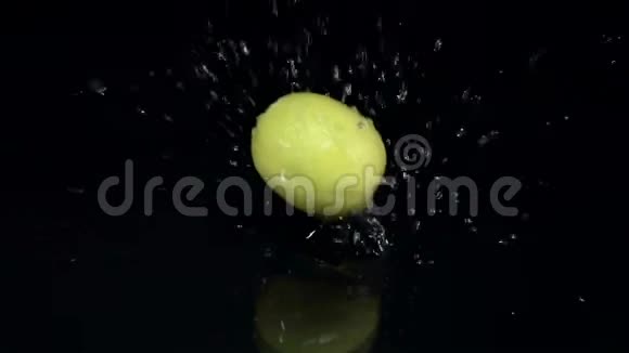 柠檬掉进水里黑色背景慢动作视频的预览图