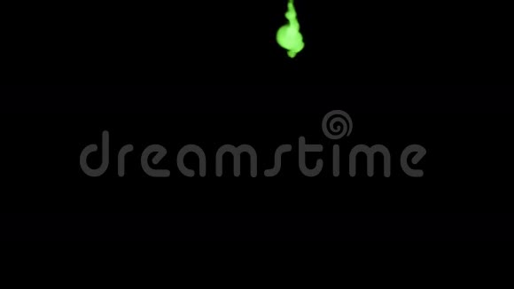 荧光亮绿色的水溅在水里一滴墨水这是3D渲染镜头的慢动作墨水视频的预览图