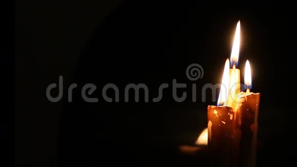 蜡烛在背景黑色上燃烧视频的预览图
