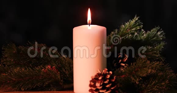 用松果燃烧圣诞蜡烛视频的预览图