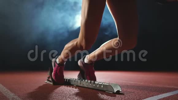 职业女运动员在黑暗的背景下跑跑跑跑跑跑跑跑跑鞋的运动轨迹视频的预览图