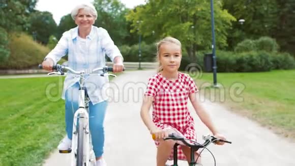 祖母和孙女在公园骑自行车视频的预览图