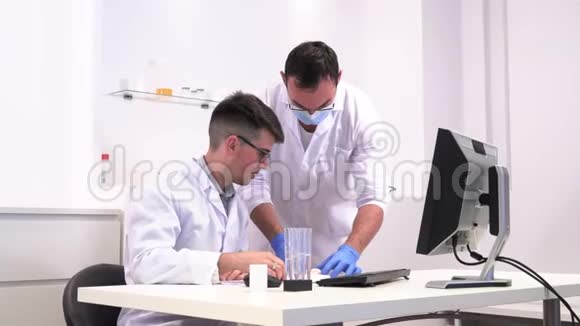 两名实验室工作人员研究微生物学视频的预览图